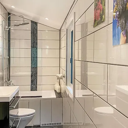 Nice In Reksteren With 4 Bedrooms And Wifi Дом отдыха Flygansvaer